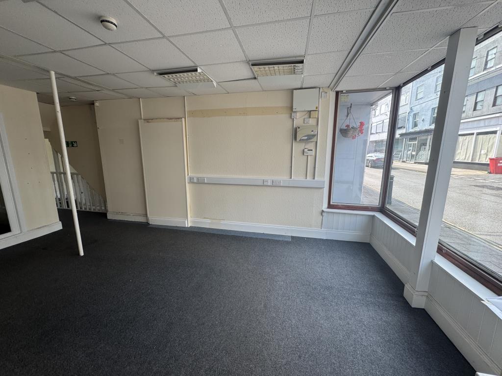 Lot: 28 - VACANT COMMERCIAL UNIT ARRANGED OVER THREE FLOORS AND SEPARATE WORKSHOP UNIT - Office with frontage